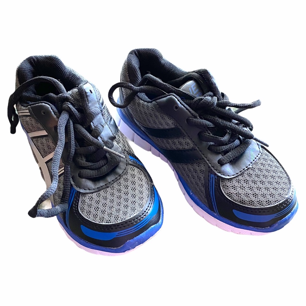 Youth tennis shoe